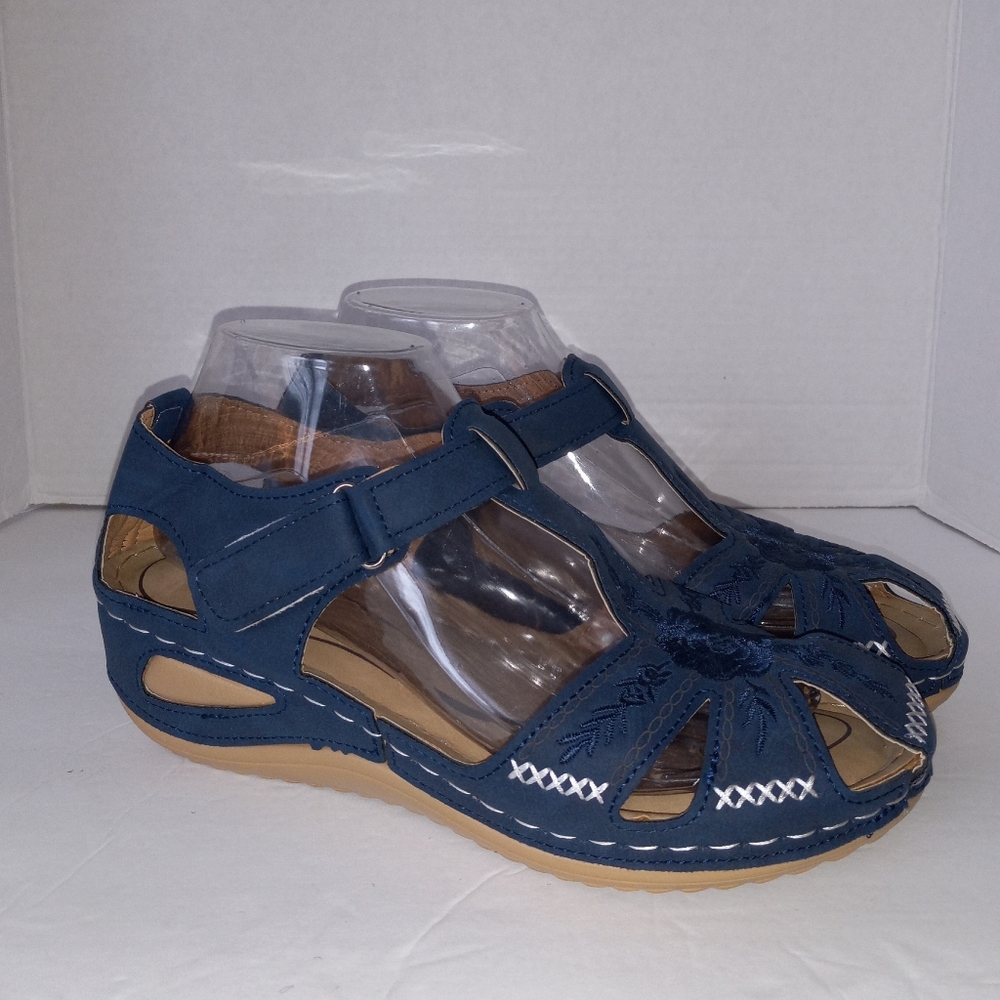 Egmy women's wedge heel with floral embroidery on toes. Size 9.5